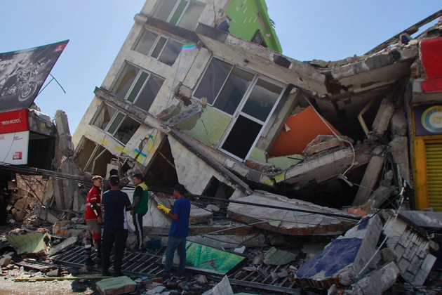 Powerful Earthquake in Colombia Topples Building, Kills at Least 111