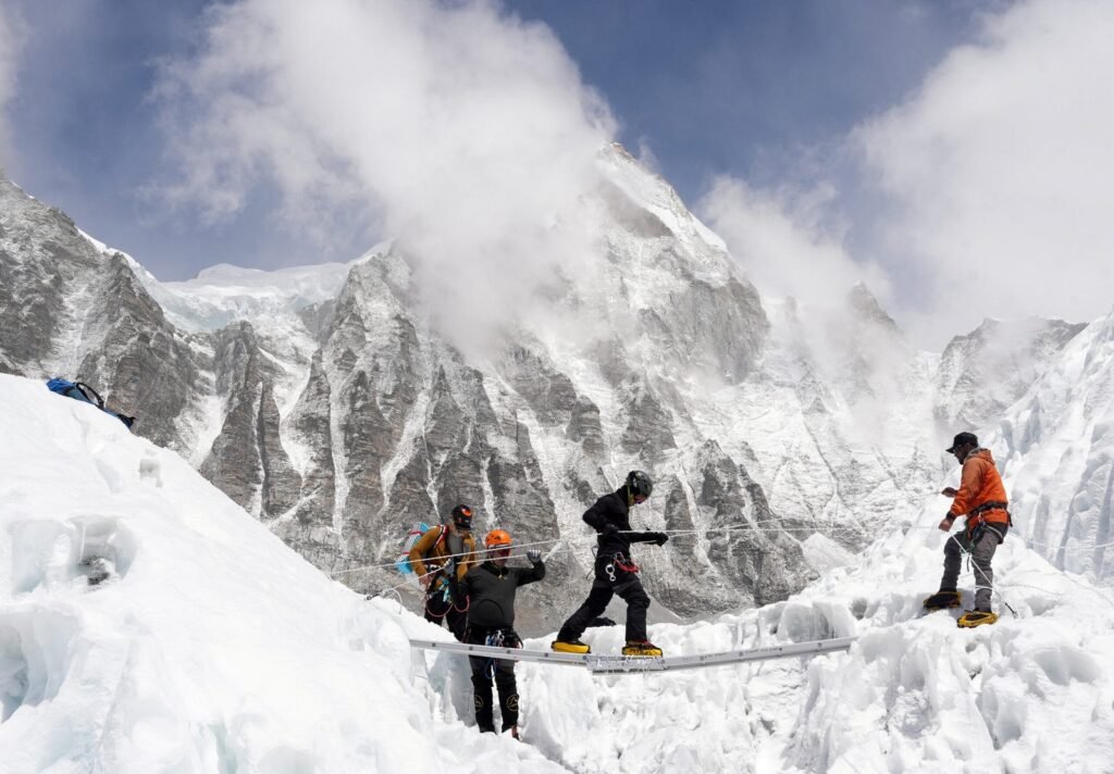 Snowstorm Left 1,000 Stranded on Tibetan Slopes of Everest, Hundreds Rescued