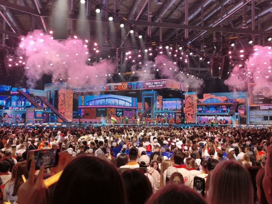 Putin Addresses 10,000 Delegates at the Opening of International Youth Festival