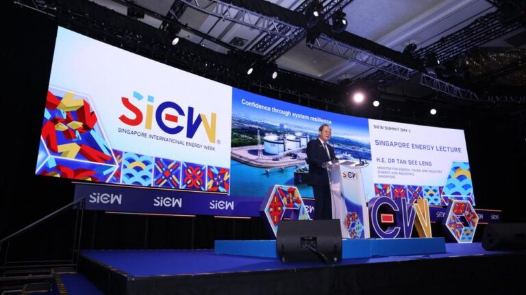 Dr. Tan See Leng speaking at the Singapore Energy Lecture during Singapore International Energy Week