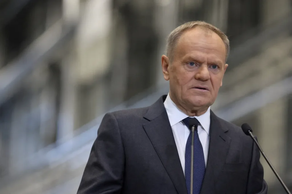 Tusk Issues Stark Warning, Urges Polish Citizens to Leave Iran Immediately