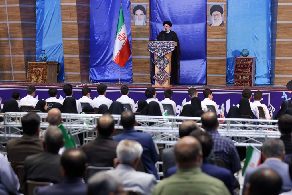 Iranian President emphasizes rebuilding Economy