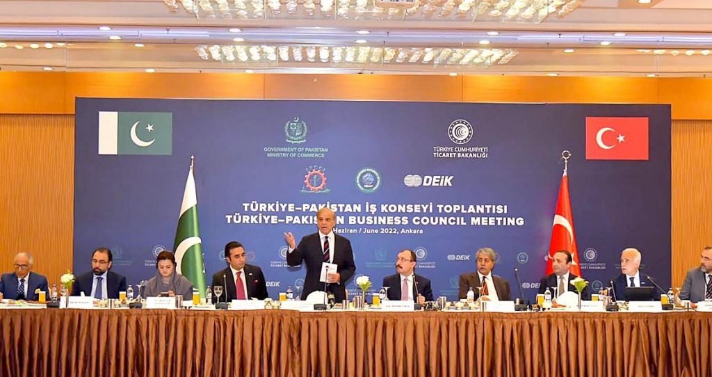 PM meets business persons in Turkey