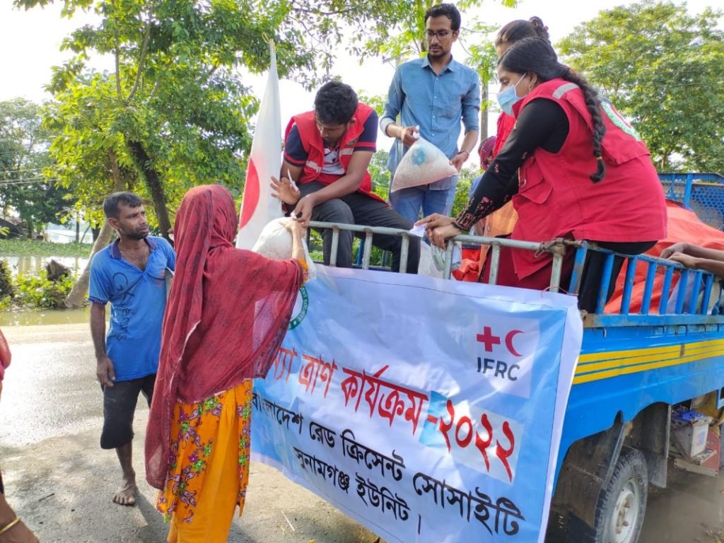 BDRCS and IFRC Volunteers distributing food in Flood-affected Areas