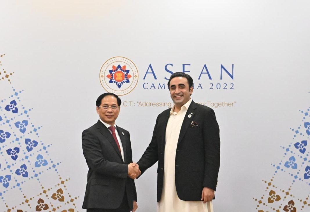 On the sidelines of the 29th ASEAN Regional Forum Foreign Ministers Meeting in Phnom Penh today, Foreign Minister of Pakistan, Bilawal Bhutto Zardari met with his Vietnamese counterpart, Bùi Thanh Son.