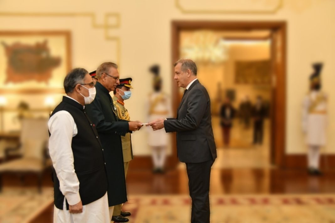 President of Pakistan accepts credentials of Ambassador of Spain