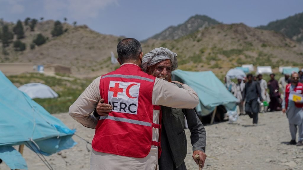 An IFRC volunteer meeting an Afghan Migrant