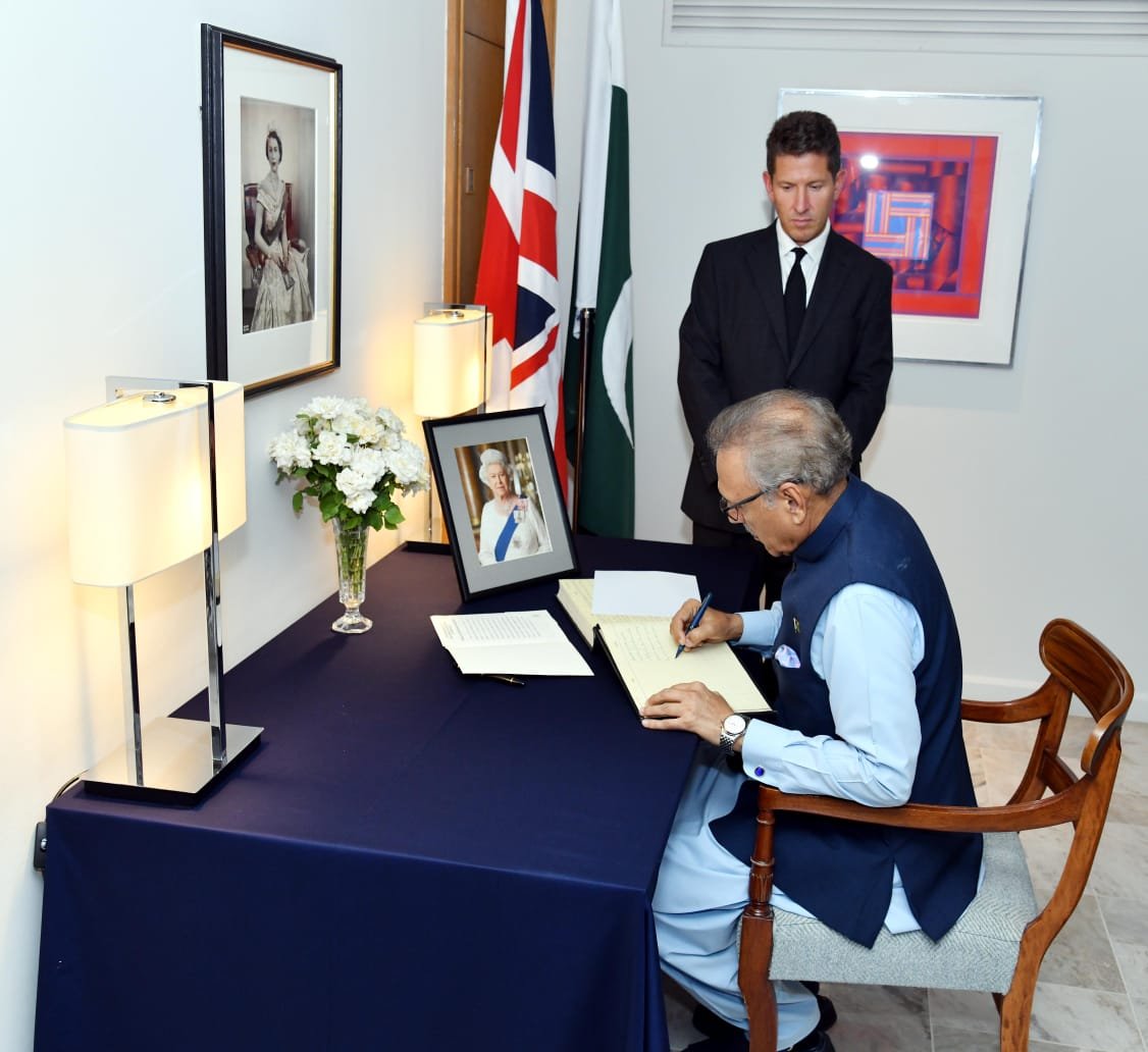 President of Pakistan writing in the book of condolence 