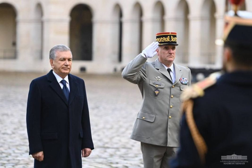 Welcome ceremony of Uzbek President in Paris.