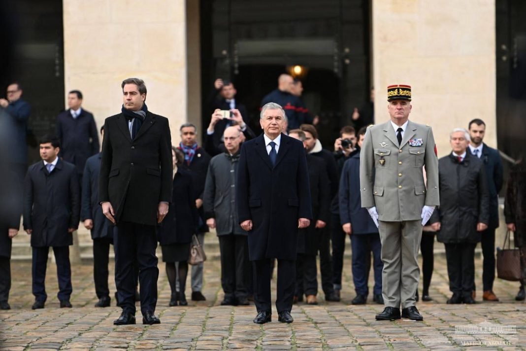 Welcome ceremony of Uzbek President in Paris.