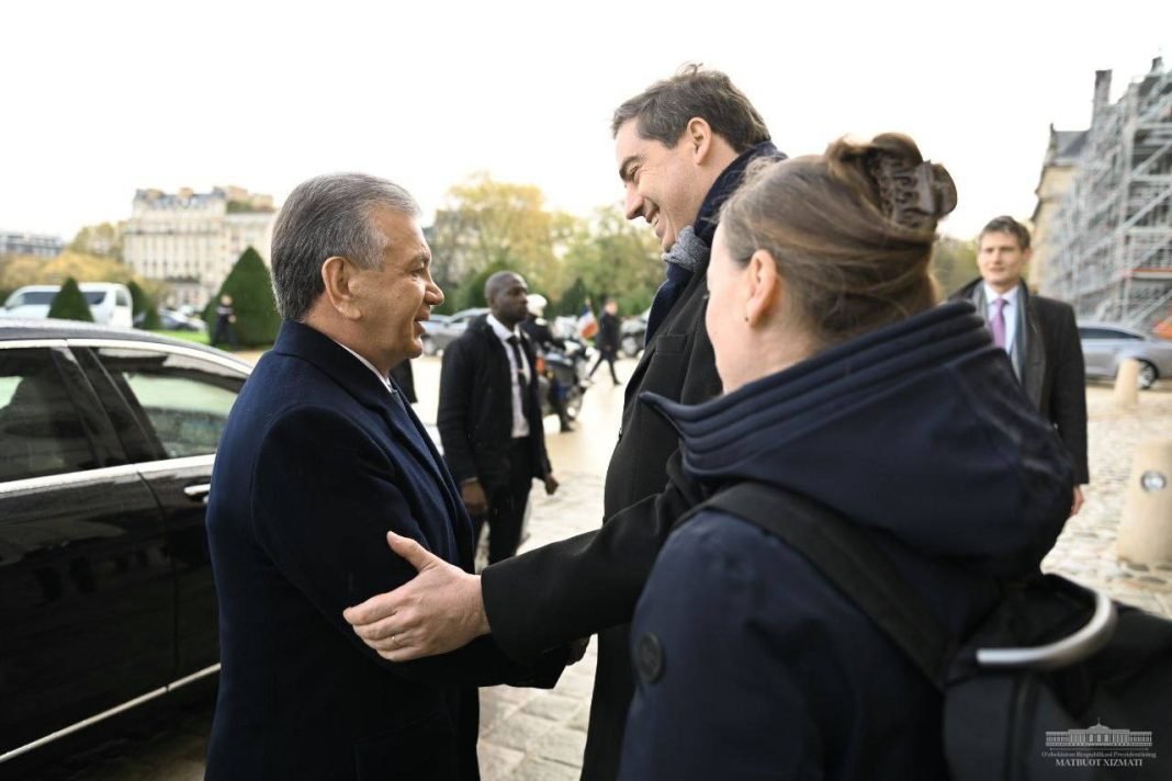 Welcome ceremony of Uzbek President in Paris.