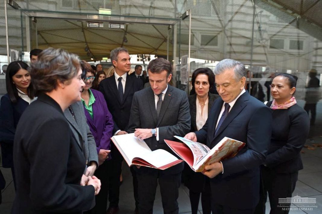 The Uzbek and French President visit to Museum with their spouses.