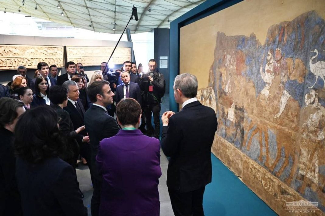 The Uzbek and French President visit to Museum with their spouses.