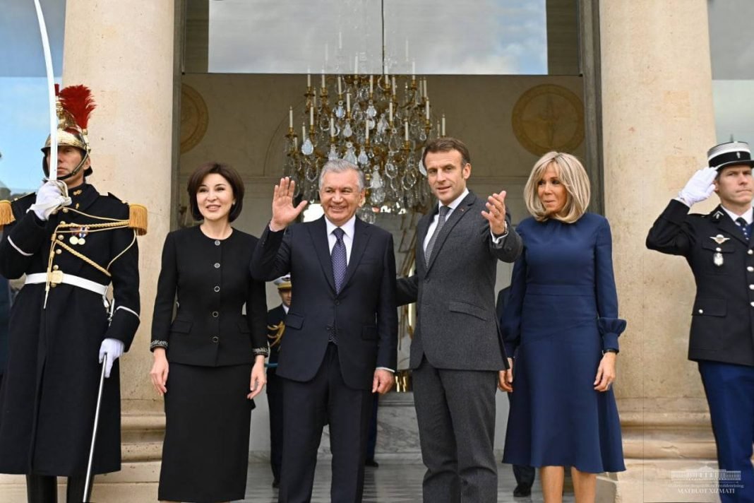 The Uzbek and French President visit to Museum with their spouses.