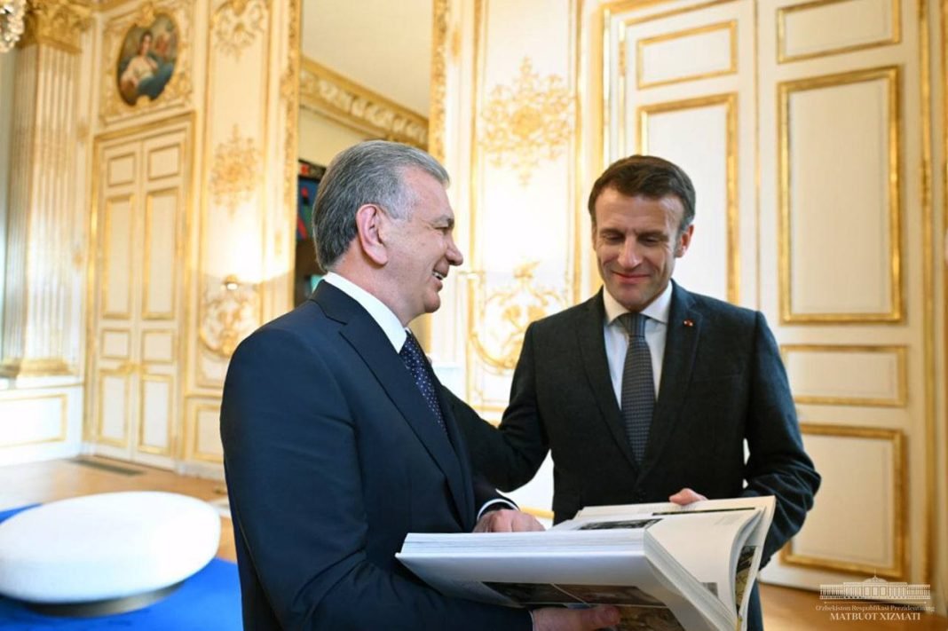 The Uzbek and French President visit to Museum with their spouses.