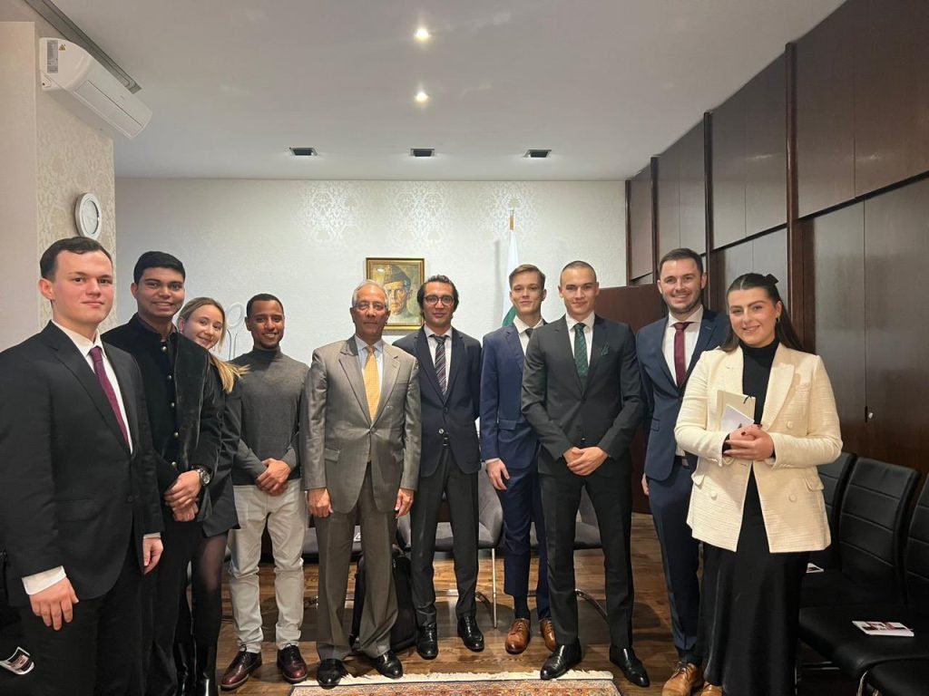 Group Picture of Ambassador of Pakistan with the students at the event held at embassy of Pakistan at Vienna.