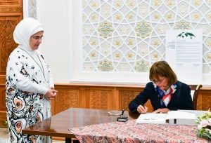 Declaration on Global Commitment to Zero Waste for the World 3 First Lady of Turkiye and Hungary signing "Declaration on Global Commitment to Zero Waste for the World, Our Common Home"