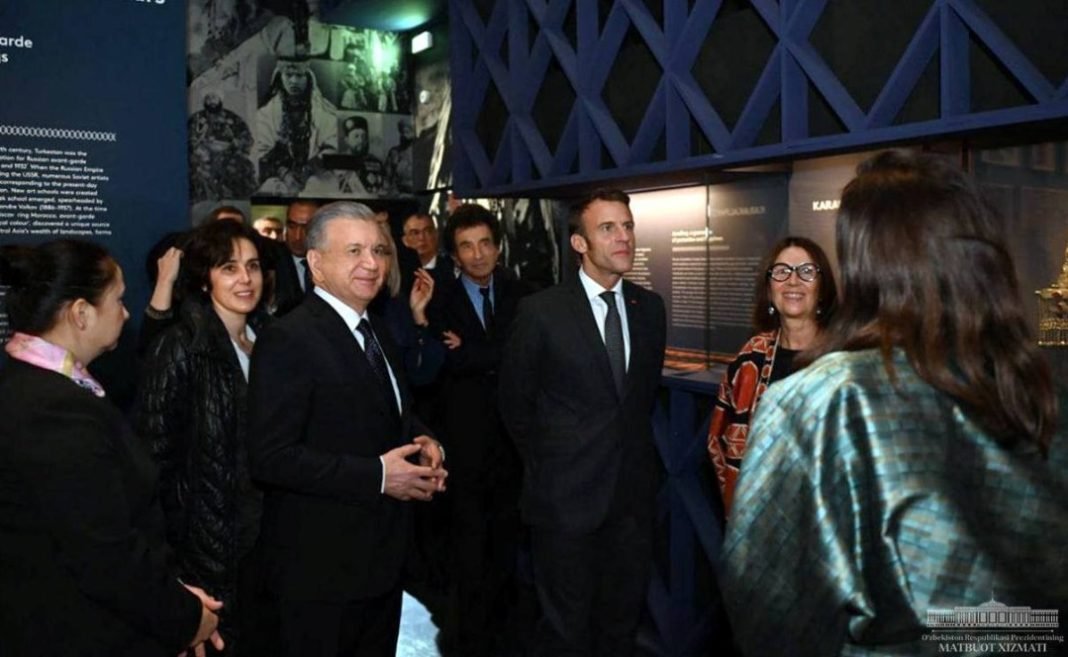 President Shavkat and Emmanuel with their spouses at the exhibition, "The Road to Samarkand: Wonders of Silk and Gold"
