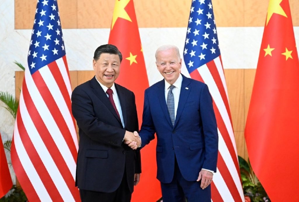 US President Biden (R) and Xi (L) meet on G20 sidelines