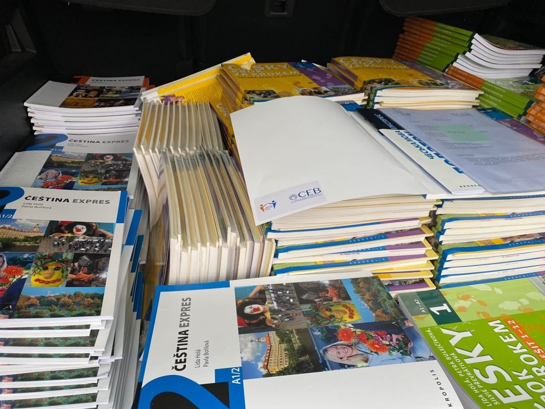 The Social Development Bank of Europe (CEB) under its Migration & Refugee Fund grant supported the Czech Ministry of Interior to produce & distribute 6000 textbooks for Ukrainian refugees who are learning the local language.