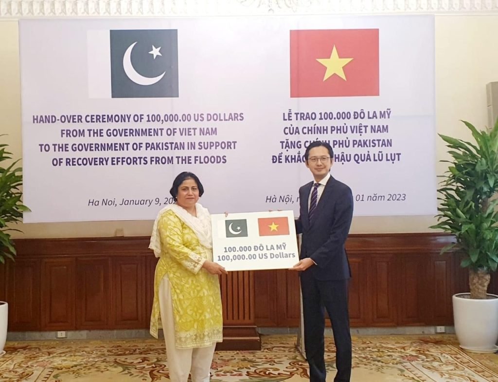 The Deputy Foreign Minister of Vietnam, Do Hung Viet presented a $100,000 USD token to Pakistan as a gift from the Vietnamese government and people, on January 9.