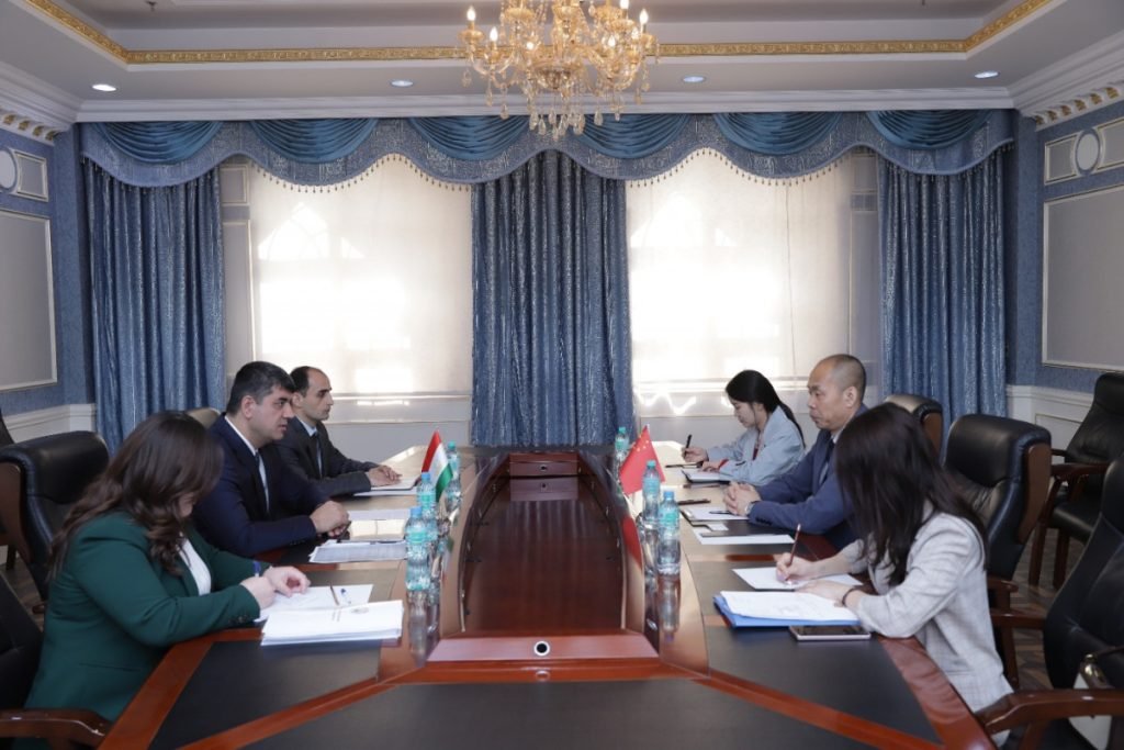 Deputy Foreign Minister of Tajikistan Sharaf Sheralizoda met with Ji Shumin, Ambassador of China to Tajikistan, to discuss China's and Tajikistan's current political and economic relations. The meeting also aimed to investigate strategies to develop and deepen mutually beneficial cooperation in various fields.