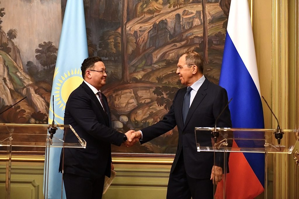 The Deputy Prime Minister and Minister of Foreign Affairs of Kazakhstan, Murat Nurtleau, met with the Foreign Minister of Russia, Sergey Lavrov, to discuss bilateral ties between the two countries.