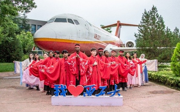 Foreign Students Experiencing Chinese Culture by Wearing Costumes in Han Dynasty