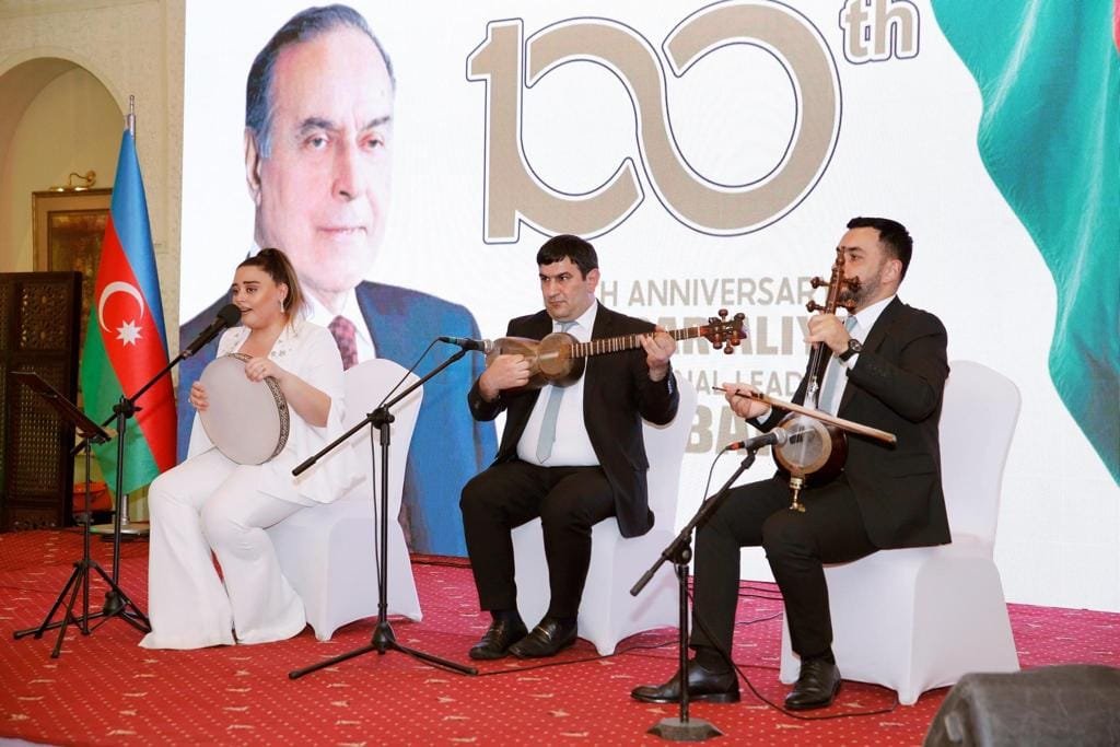 Almakhanim Ahmadli performed as the Mugham vocalist alongside Masim Islamov, who played Tar, and Elvin Novruzov, who portrayed Kamancha.