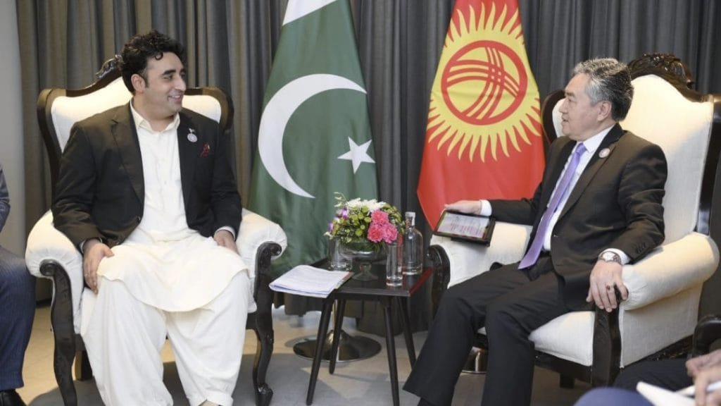 Pakistan and Kyrgyzstan officials meet during CFM SCO.