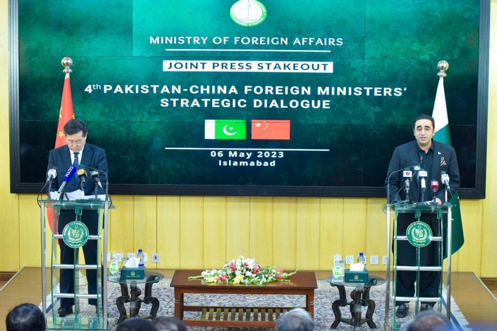 Pakistan and Chinese Foreign Minsters' conducting a joint press conference