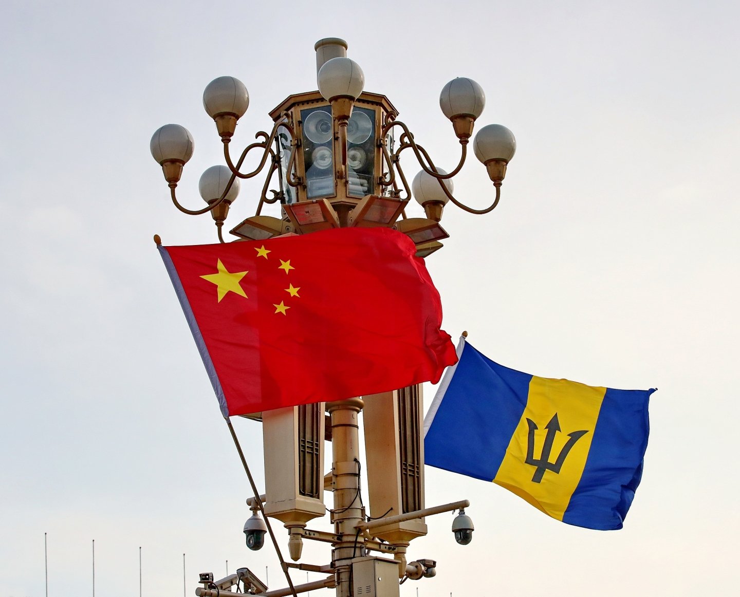Chinese President Xi Jinping meets Prime Minister of Barbados