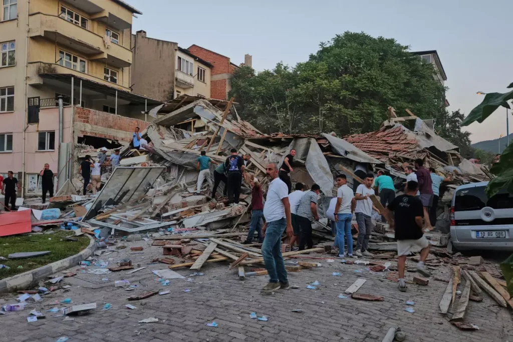 6.1 Earthquake Hits Turkiye's West, Building Collapsed