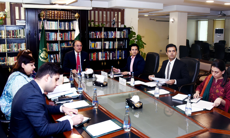 Aurangzeb, Dubai Islamic Bank Group CEO Discuss Investment Avenues
