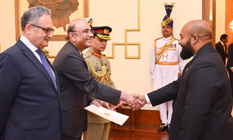 Envoys of Vietnam, Ireland, Maldives Present Credentials to President 
