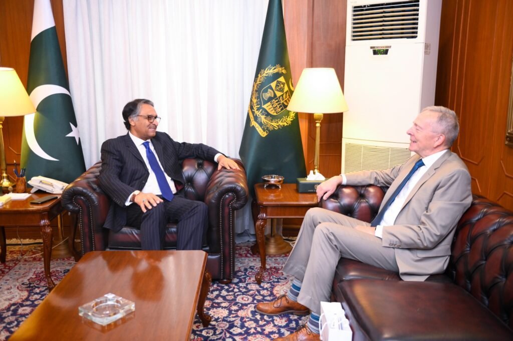 Ambassador Smetánka's (right) Pakistan Foreign Minister Jillani (left)