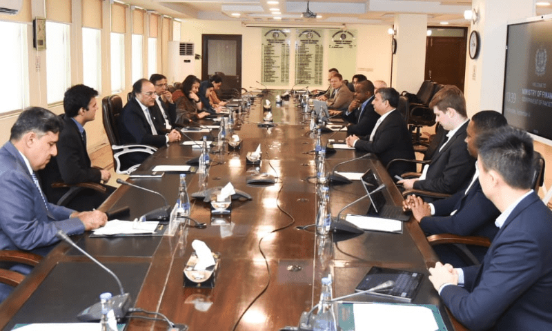Finance Minister Discusses Investment Prospects with Investors