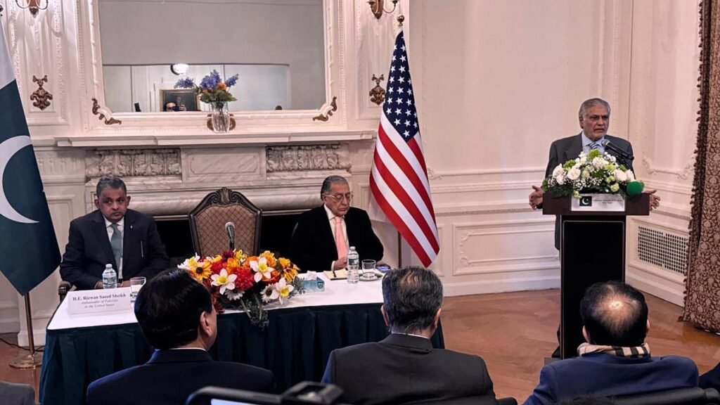 Ishaq Dar meets with Pakistani diaspora in New York