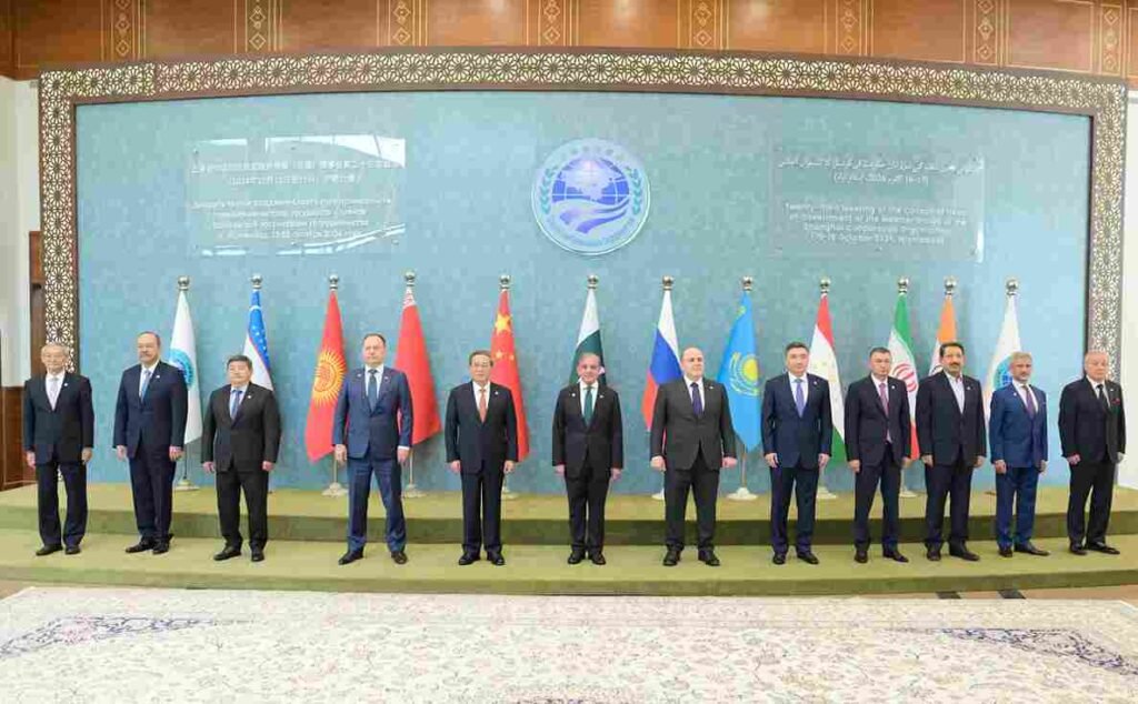 Group Photo Marks Start of 23rd SCO Heads of Government Meeting