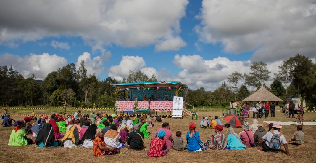 Women demonstrating leadership in Papua New Guinea.