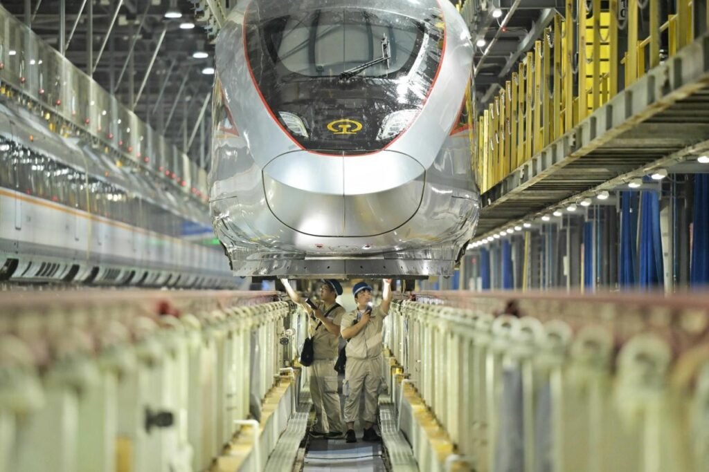 Five decades of electrification: China's railways at the forefront of the smart era 2 Technicians inspect a bullet train at a maintenance facility in Zhengzhou, central China's Henan province. (Photo/Wang Wei)