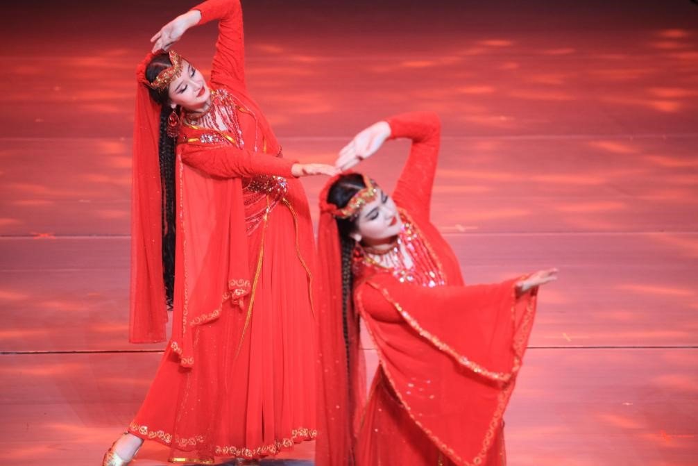 Hami: a Sweet Bond on Silk Road 2 The State Honored Song and Dance Ensemble of the Republic of Tajikistan "Lola" performs at the 7th China Xinjiang International Dance Festival. (Photo/Sun Jihu)