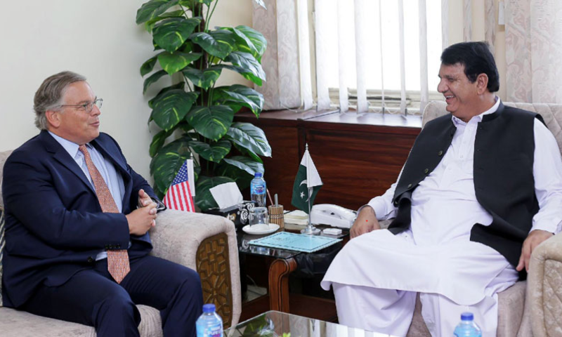US Envoy Calls on Muqam to Discuss Afghan Refugees’ Issues