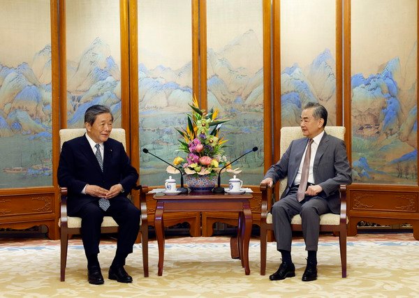 Wang Yi met with Hiroshi Moriyama