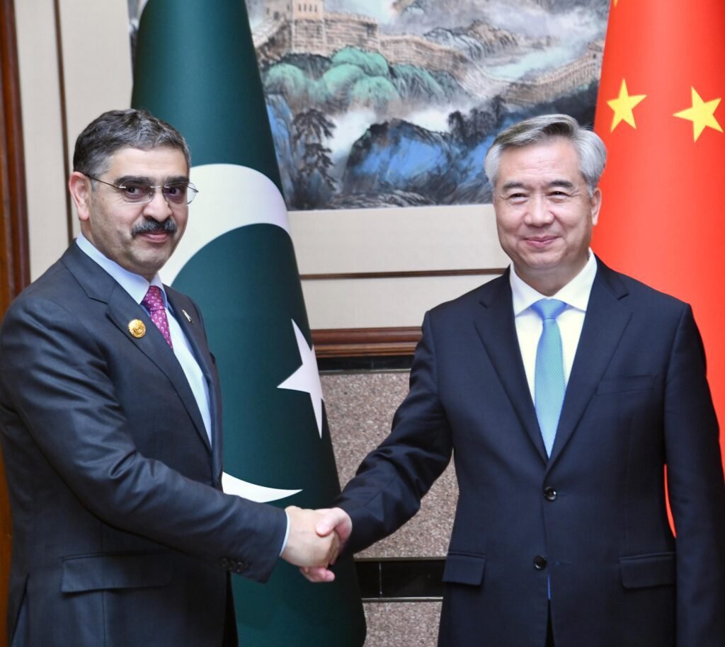Prime Minister Kakar meets Li Xi of China's Politburo Committee