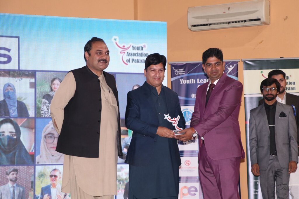 Journalist Asghar Hayat Wins Heroes Award