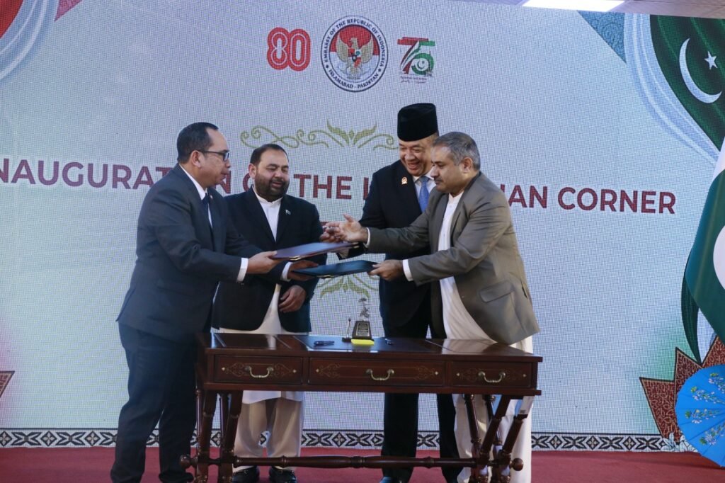 Ambassador Sukotjo Inaugurates Indonesian Corner at National Library 3 Ambassador Sukotjo Inaugurates Indonesian Corner at National Library