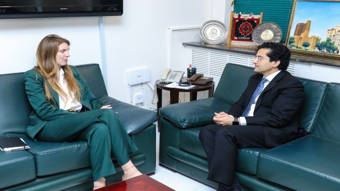 UK High Commissioner Praises Pakistan’s Mediation Role, Discusses Energy Cooperation