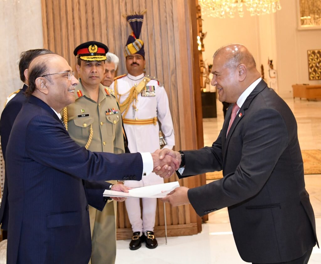 Singapore’s Envoy Presents Credentials to President Zardari