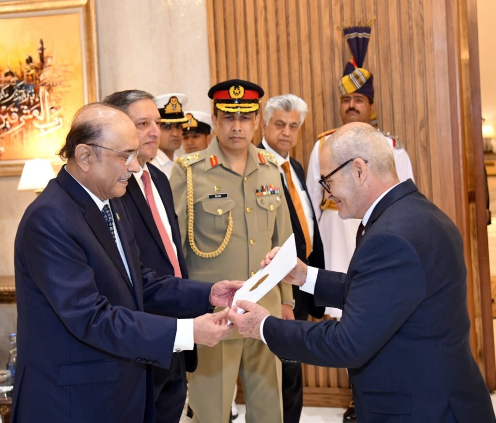 Ambassador-designate of Cuba Assumes Charge, Presents Credentials to President Zardari